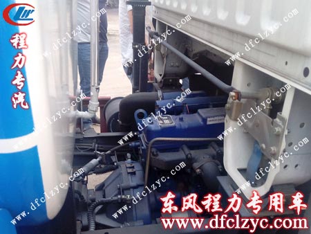 客戶明先生一行對(duì)車輛發(fā)動(dòng)機(jī)的檢查