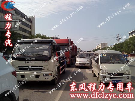 東風(fēng)多利卡吸糞車(chē)途經(jīng)河南駐馬店