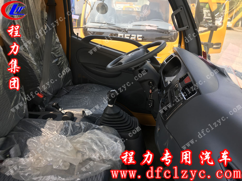 東風(fēng)多利卡D8一拖二帶吊清障車(chē)內(nèi)飾