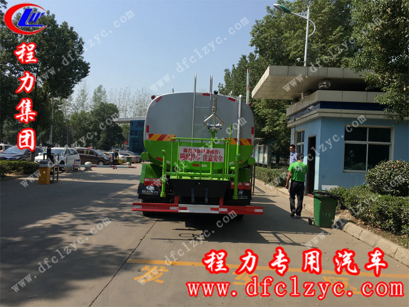 河南客戶來程力公司提的國六東風D9灑水車，正在廠區(qū)門口等待核對資料出廠